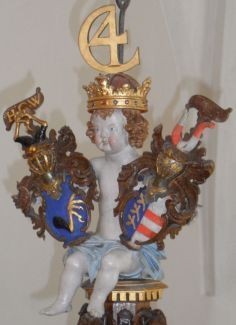 Kronet engel med Chr. IV monogram